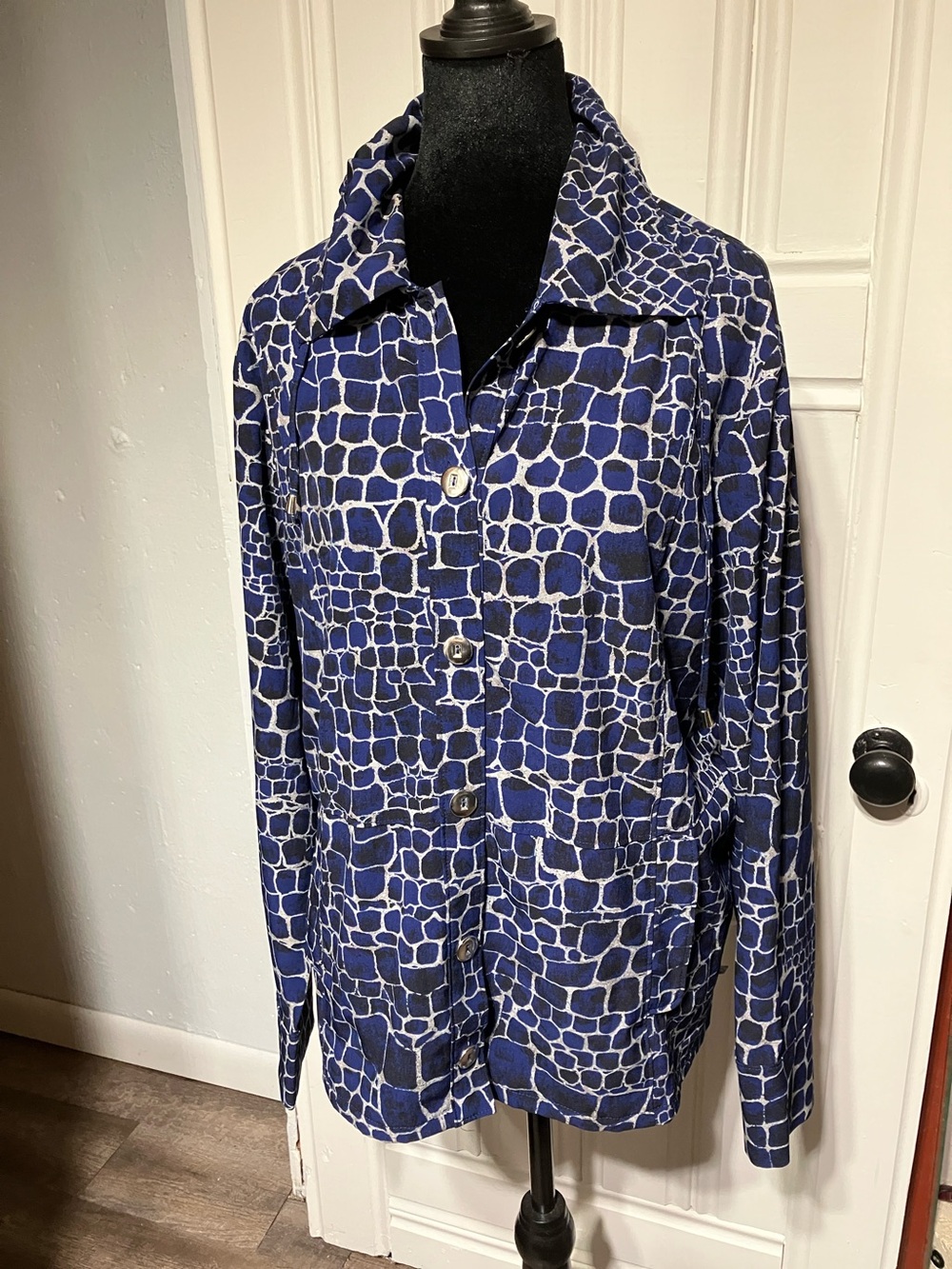 Chico’s Zenergy Blue & Black Reptile Print Lightweight Jacket Size 2